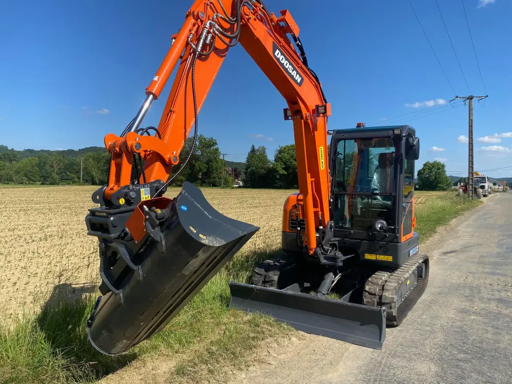 MINI PELLE 6 TONNES DX62R